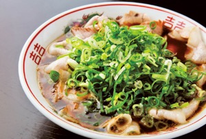 「屋台ラーメン ばんらい屋」(京都府伏見区)の九条ねぎを山盛りにした醤油ラーメン。店主・賀集慎治さんは「香りと味が全然違うので、ねぎ嫌いという方も喜んで召し上がります」と絶賛