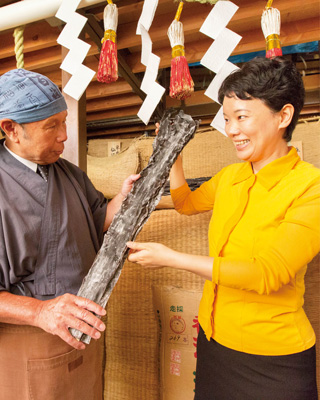 奥井海生堂四代目社長の奥井隆さん(左)と作家の島村菜津さん。昆布蔵で、27年ものの「蔵囲昆布」を見せていただく。「日本人未体験の長期熟成昆布です」と奥井さんは語る