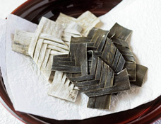 永平寺の精進料理「台引」で素揚げにして供される吉祥昆布。油がはねないように表面を削った白いものを永平寺へ納めている。加工していない黒い吉祥昆布は、200円(税別)から販売
