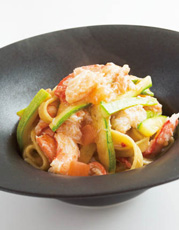 おぼろ昆布を練り込んだタリアテッレ、紅ズワイガニとズッキーニのソース。*季節によりカニの種類は替わる。コースの一品