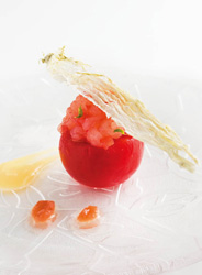 昆布締めした甘エビと越前のトマト(越のルビー)の前菜。白味噌と福井梅の2種のソース。乾燥させたおぼろ昆布を添えて。コースの一品