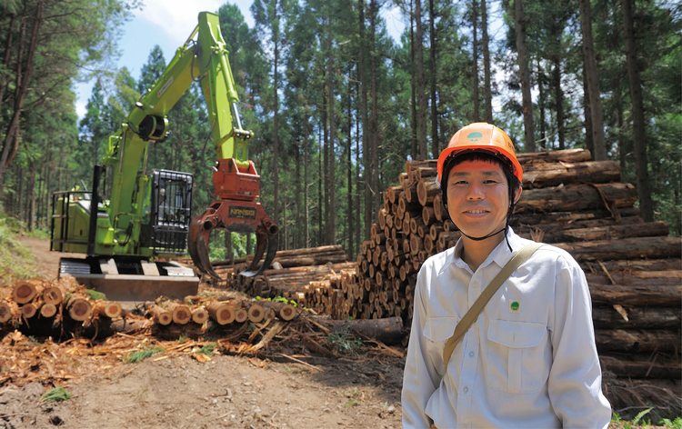 林野庁関東森林管理局 群馬森林管理署倉渕森林事務所 大澤智也 森林官 農学部森林科学科を卒業後、2009年4月林野庁入庁。天竜森林管理署業務第一課、小笠原総合事務所国有林課を経て、2014年4月より現職