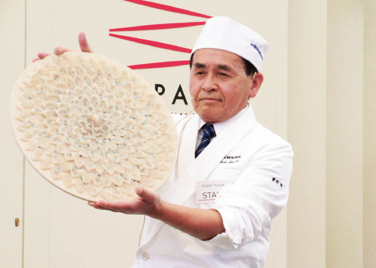 山口県調理師団体連合会 重岡会長代行と萩焼の器に盛られたフグ刺し