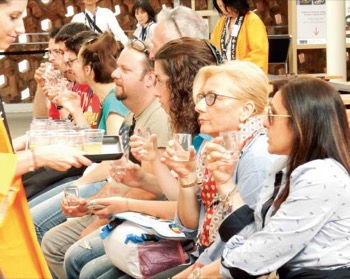 山口県 興味津々で日本酒を初めて味わう来場者