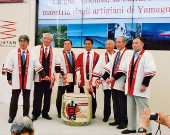 山口県 オープニングパーティーでの鏡開きには村岡知事（中央）も出席