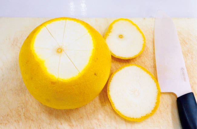 1.外皮の厚いブンタンの場合は、外皮の表面を少し切り取る