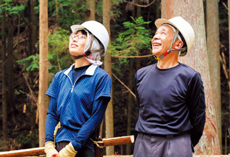 親方の青山有一さんと二人三脚で、早朝から夕暮れまで作業に当たる