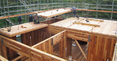 CLTパネルを使った建築物の施工の様子