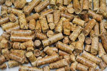 おが粉や端材などを圧縮成型してつくられる木質ペレット