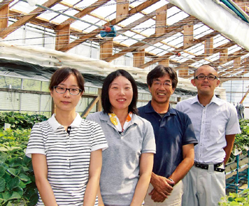 川村浩美室長(右から2番目)と岩手県農業研究センター南部園芸研究室のみなさん