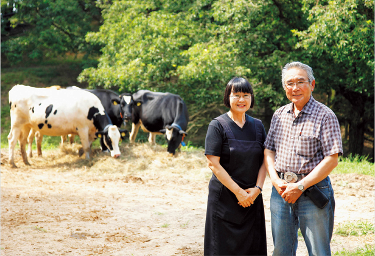 夫の弓削忠生さんが有限会社箕谷酪農場の代表取締役として酪農を、妻の和子さんが有限会社レチェール・ユゲの代表取締役として加工などを担当し、協力して多事業を展開しています