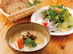 ホエイで煮込み、カマンベールチーズで風味を付けたシチュー。爽やかな酸味が人気の一品。「義父のアドバイスから生まれた料理です」（和子さん）