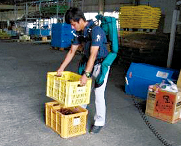 人工筋肉の収縮により腿フレームに固定されたワイヤーが引っ張られることで、背中フレームが回転して上半身を起こすなどの動作を補助する