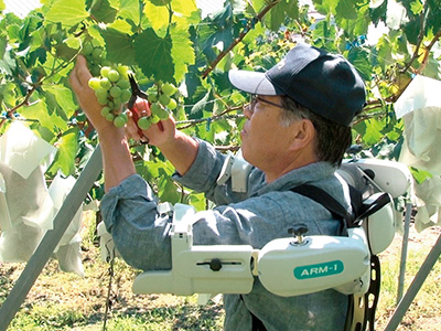 腕を上下90度までの範囲で6度刻みでロックすることができ、腕を上げたままの作業の負担を軽減