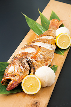 日本海の旬の魚をいちばんおいしい調理法で提供。今、人気沸騰ののどぐろは塩焼きに。レモンとたっぷりの大根おろしでいただく(おまかせコース料理の中の一品)