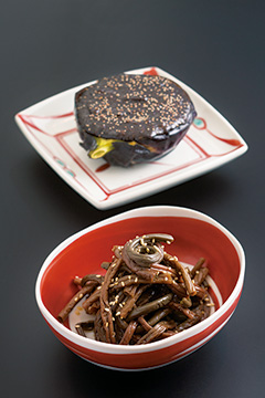 上は糸魚川の特産「越の丸茄子」の田楽。斉藤さんの実家特製の越後味噌を使用。下は糸魚川産ぜんまいの煮物(地鶏コースやおまかせコース料理の中の一品)