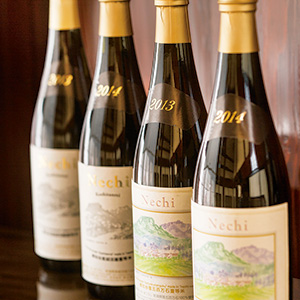 「Nechi」は根知谷で採れたその年最高の米を使ったシリーズ。奥の2本は'13年、'14年の越淡麗一等米、手前の2本は'13年、'14年の五百万石一等米で造られたもの。価格は720ミリリットルで2,000円台から3,000円台