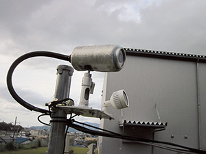 高性能カメラと赤外線で、昼夜を問わず監視。また、動物が侵入するとセンサーが反応する