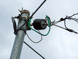 ネットの落下装置には医療用電磁石を採用。常に電流を必要としない省エネ仕様