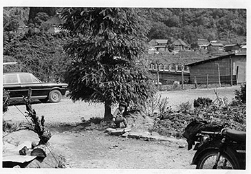 昭和40年代の八木沢集落。当時はどの家もマタギだった。舗装された道路が通る今の集落に、マタギはもういない