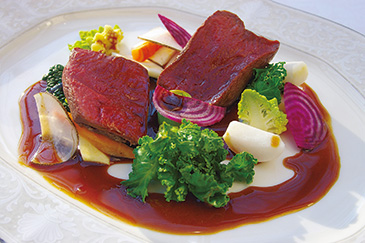 「オーベルジュ・エスポワール」で提供している、シカ肉のロティ地元産野菜添え ジビエソース。ロティは「ロースト(蒸し焼き)」のこと