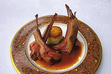 マルカッサン(仔イノシシ)骨付きロースのロティ パースニップを包み込んだパイヤソン添え。仔イノシシのことを「マルカッサン」というのに対し、成獣を「サングリエ」という
