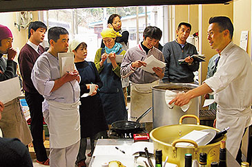 藤木さんはジビエ講習会の講師としても、日本全国を駆け巡っている(長野県大鹿村にて)