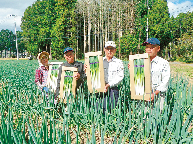 農地整備組合の組合長も務める林一重組合長（左から2人目）