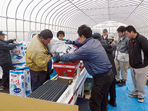 北萱浜機械利用組合は、地元の住民有志25人で旗揚げ。種まきから全員で作業