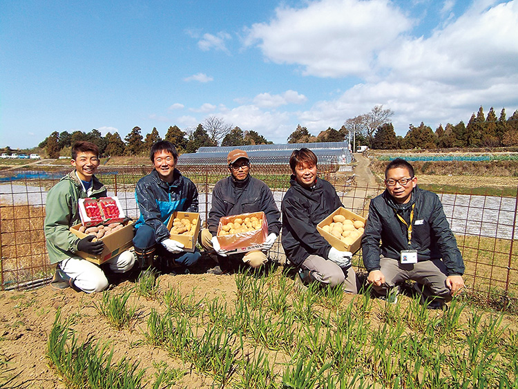 元村孝太郎さん(写真右から2人目)たち民間実施隊のメンバーと松尾裕樹さん(写真右)。民間実施隊員は侵入を防ぐ柵の管理のほか、住民の要請に応じて捕獲も行う