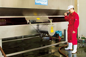 醸造技師の責任者、行川裕治氏が、一次発酵を終え圧搾された赤ワインの味を確認