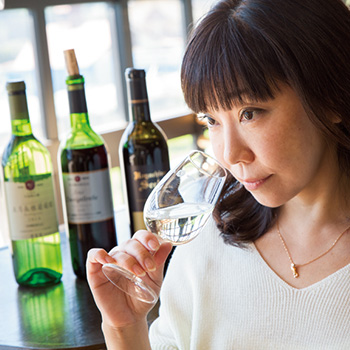 酸とミネラルのバランスが素晴らしい白。日本の家庭の食事を引き立てて豊かにしてくれるワイン