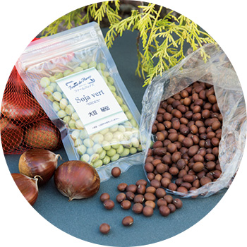 青い大豆（100グラム250円）、茶豆（1キログラム680円）など珍しい豆も