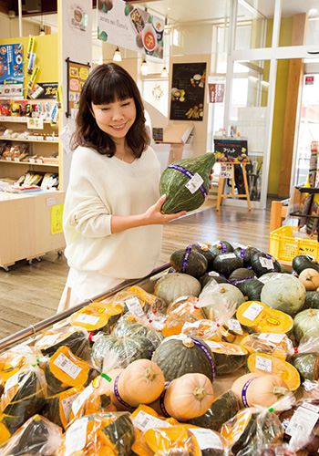 9月の取材時にはかぼちゃが豊富に並ぶ。新品種のロロンかぼちゃ（200円）