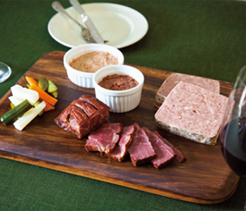 岩手山形村のコンビーフやハム、岩手産豚のパテ・ド・カンパーニュやリエットなど、ワインに合う料理が揃う（2）