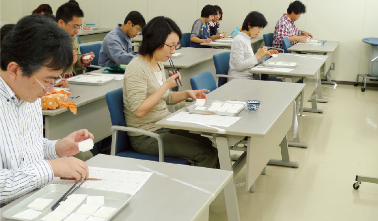 研究センターでの食味評価。実際にリゾットに調理して試食が行われた