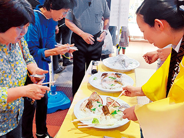 新湊沖で水揚げしたマコガレイを循環水槽で数日間養育し、うま味の強い刺身で食べられるように。肉厚で状態の良いものを「万葉カレイ」として出荷している