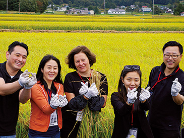 民泊を軸に外国人のグリーン・ツーリズム体験の受け入れを強化。外国語パンフレットの刷新、受け入れ家庭向けの英語教室などが行われている