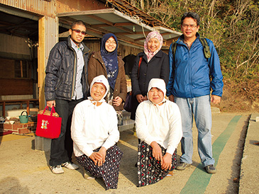 「海女小屋相差かまど」は現役の海女とふれあう体験施設。日本人のみならず外国人にも人気の観光スポットとなっている