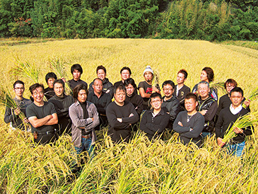 兵庫大地の会の代表・衣笠愛之さんのほ場では、日本酒原料米(山田錦)の収穫も進む。海外で日本酒の需要が伸びる中、その供給力が注目されている