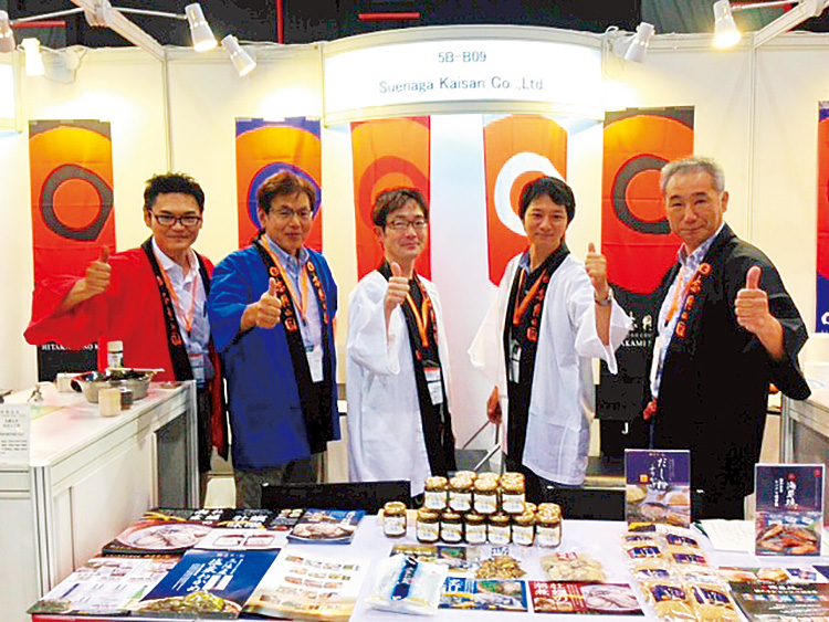 香港の食品見本市「FOOD EXPO 2013」に参加した「日高見の国」のメンバーと古藤野靖さん(写真右端)