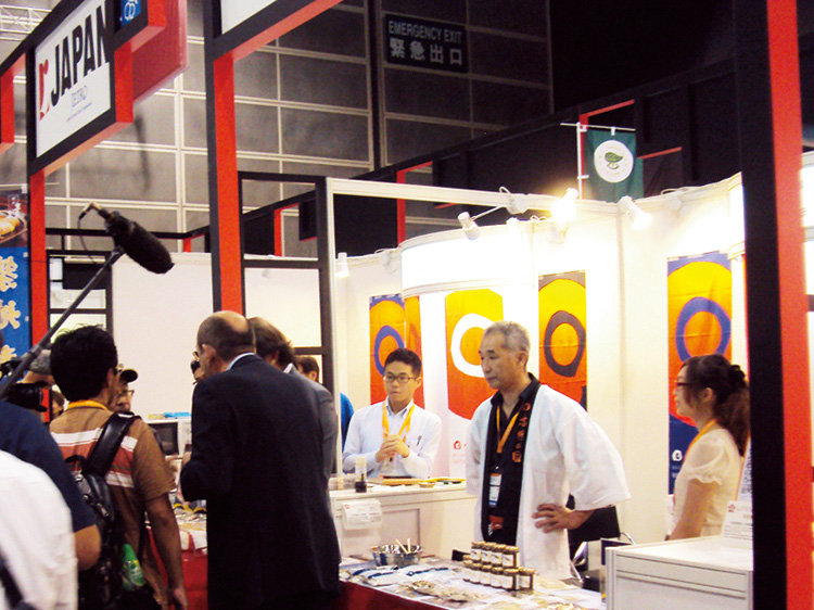 熱気あふれる「FOOD EXPO 2013」で現地テレビ局の取材を受ける。日本の食への関心の高さがうかがえる