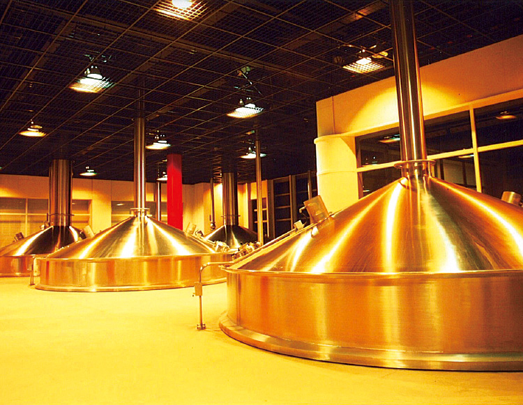 仕込み釜では、麦芽からビールのもとになる糖液である麦汁をつくる