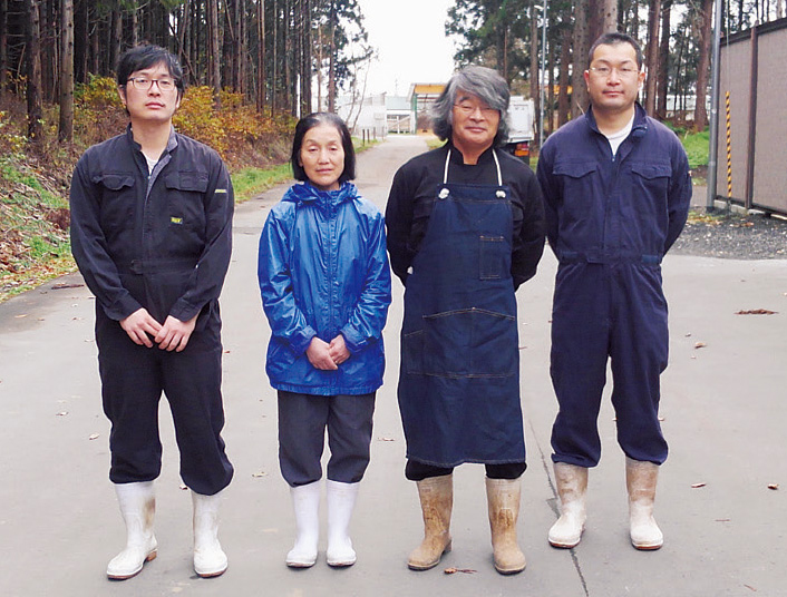 左から、次男の徹さん、妻の幸子さん、岩崎徹男さん、長男の大輔さん