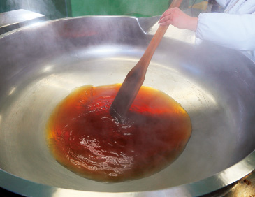 カエデから集めた樹液を煮詰め、メープルシロップができあがる