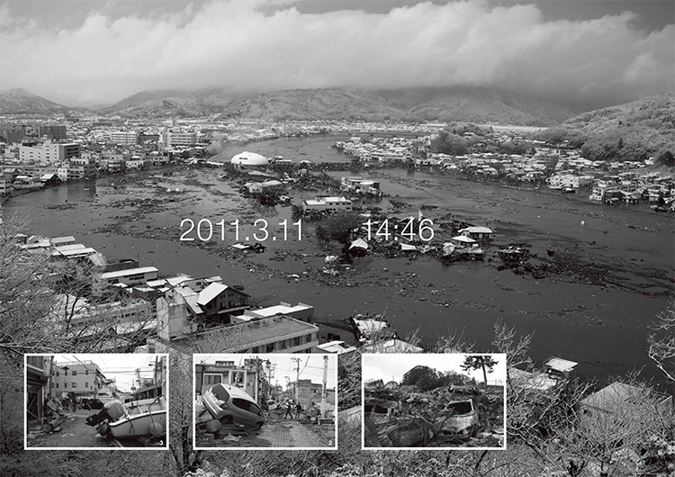 日和山（ひよりやま）から見た震災当日の宮城県・石巻市街。津波は旧北上川を逆流し、石ノ森萬画館のある中瀬も水没した