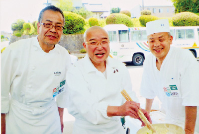 野崎さんの震災直後の初めての活動は炊き出し。「とにかく行きたいという思いでかけつけました。仲間の料理人たちも一緒に行かせてくれと言って。ありがたかったですね。これからも食に関することで応援していきたいです」と野崎さん。写真は福島県須賀川市での炊き出しでフレンチ「ラ・ブランシュ」田代和久さん(左)、「天ぷら天真」樟山真栄さん(中央)と。3人とも福島県出身