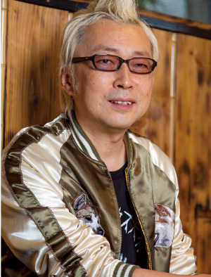 やない・みちひこ、1964年福島県郡山市生まれ。クリエイティブディレクター。広告代理店博報堂を経て2003年、「風とロック」を設立。数々の話題の広告を手掛ける一方、テレビの司会、ロックバンド「猪苗代湖ズ」のギタリストとして復興支援のためチャリティーソングをリリースするほか、数々のイベントなどを通じて支援活動を行う