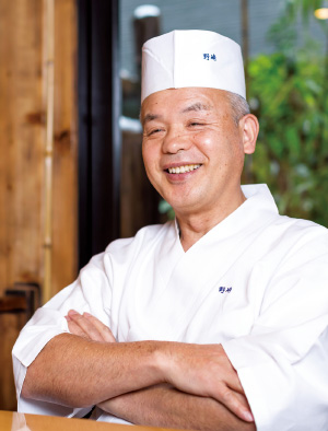 のざき・ひろみつ、1953年福島県石川郡生まれ。1989年日本料理店「分とく山」を開店、総料理長に。伝統の日本料理界に新風を吹き込み、斬新なアイディアと分かりやすい解説で新聞、雑誌、テレビでも活躍する。震災後は炊き出しなどで東北を支援。現在は福島県ブランド認証制度委員など多くの活動により、食の振興に貢献している