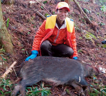 学生による狩猟免許の取得やパソコンとセンサーカメラを活用した被害対策などを行う